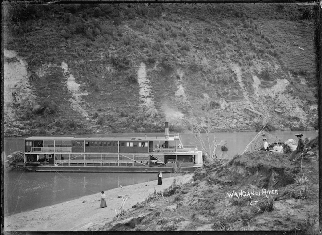 View of the paddle steamer "Manuwai" on the Whanganui River