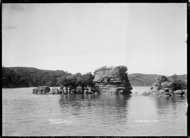 Te Pipipi Rocks, Raglan Harbour, 1910 - Photograph taken by Gilmour Brothers