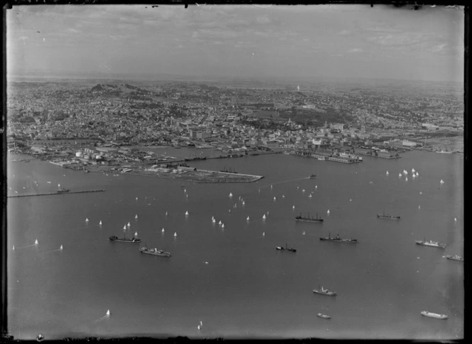 Auckland, showing boats in the harbour