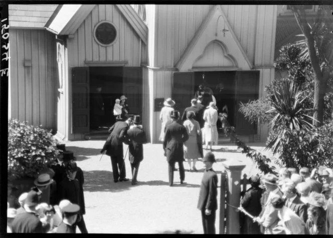 Entering Old St. Paul's Cathedral, Duke & Duchess of York's royal tour, 1927