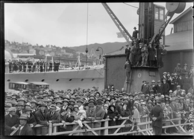 Crowd on Wellington wharf