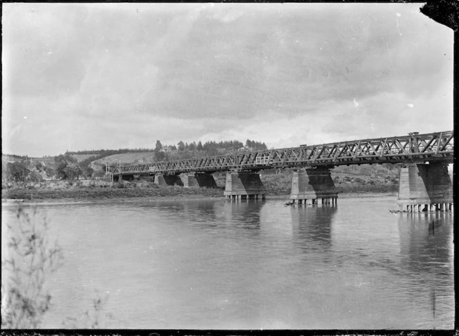 Old Fitzherbert Bridge at Palmerston North, across the Manawatu River