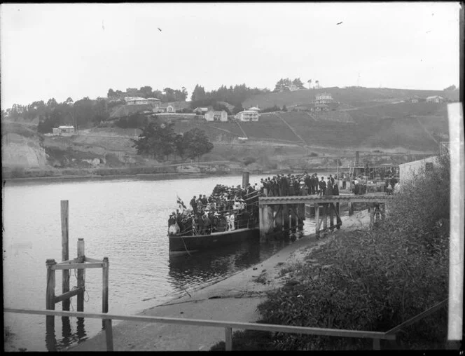 Hatrick's wharf, with crowded river steamer, Wanganui