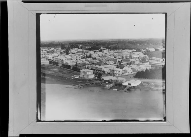 View over Whanganui, with the Railway Hotel in the centre