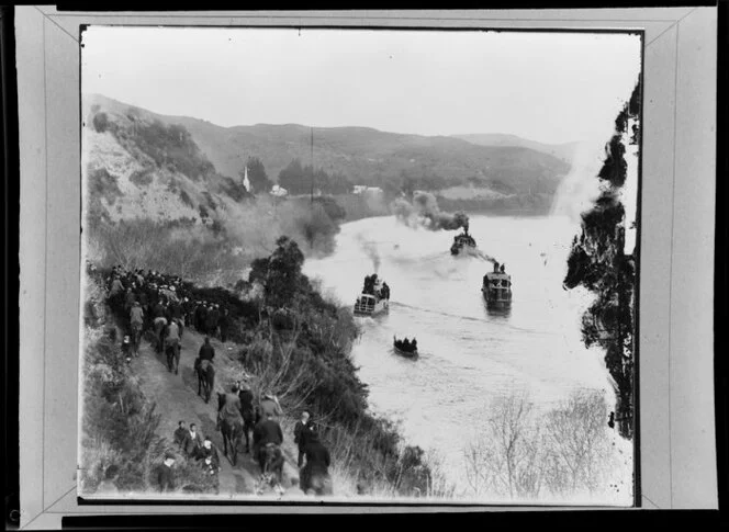 Webb vs Arnst sculling race, Whanganui River, including spectators on river bank and paddle steamers - Photograph taken by Frank James Denton