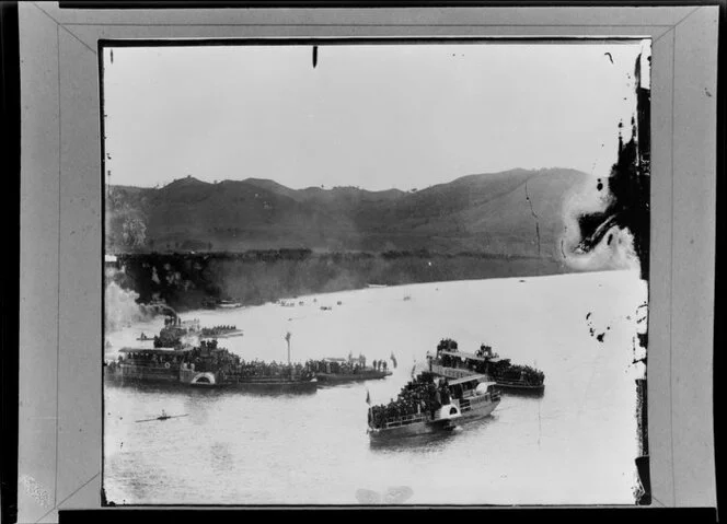 Webb vs Arnst sculling race, Whanganui River, includes paddle steamers with spectators - Photograph taken by Frank James Denton