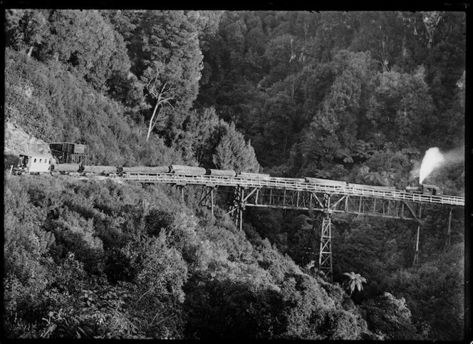 Climax locomotive hauling logs over the Mangatukutuku Viaduct, near Ongarue