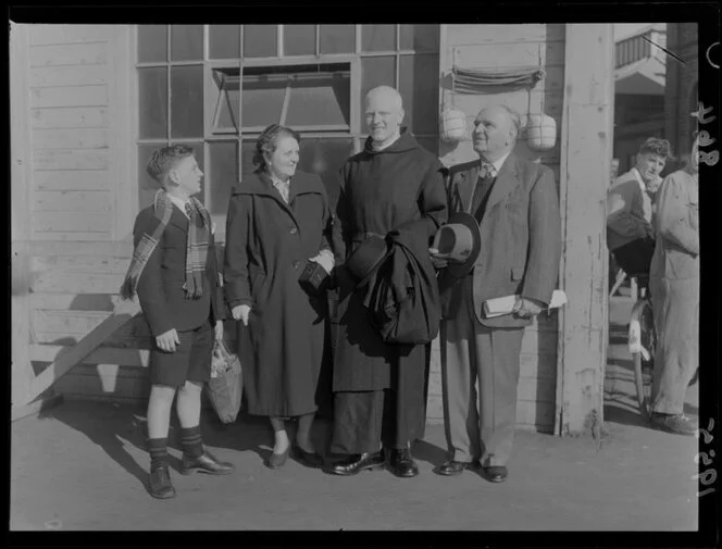 Unidentified group, gathered for the sailing of ocean liner SS Southern Cross [King's Wharf, Wellington?]