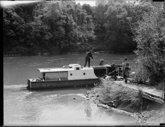 New Zealand Post and Telegraph Department: Photograph of a mail launch on the Whanganui River