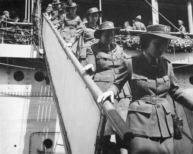 Pascoe, John Dobree, 1908-1972 : Members of the Women's Army Auxiliary Corp arriving in Wellington after their return from the Middle East