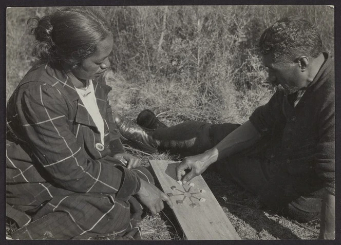 Te Rangiua and Te Urikore playing Mū Tōrere