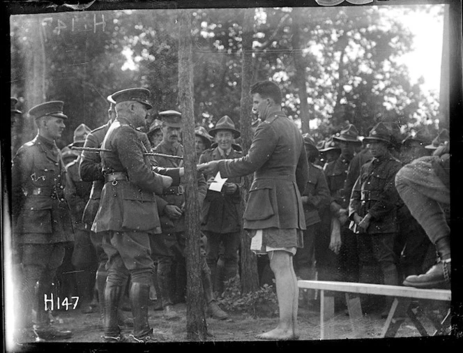Brigadier General Braithwaite presents a prize at the New Zealand Division water sports, World War I