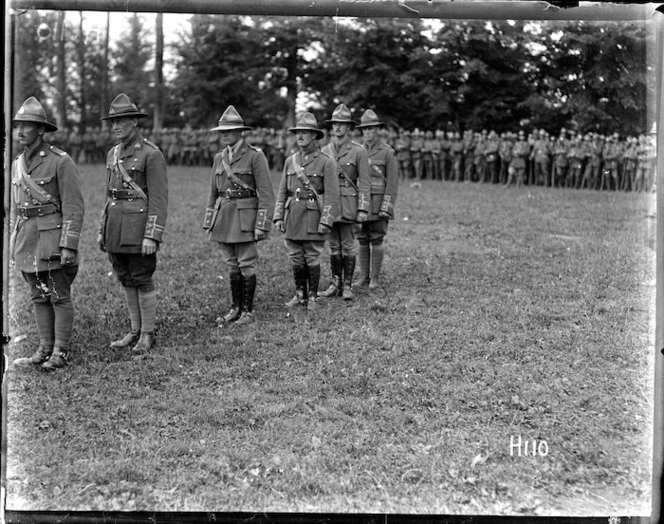 Presentation of medals to officers of the New Zealand Division, World War I