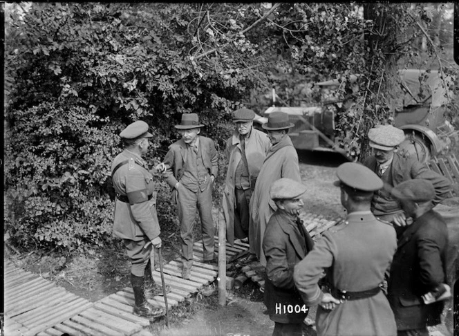 New Zealand journalists visit Divisional headquarters, World War I, France