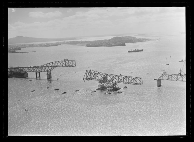 Auckland Harbour Bridge, Waitemata Harbour