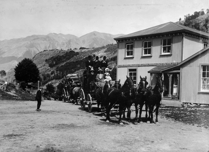 Glacier Hotel and carriages, Malvern County