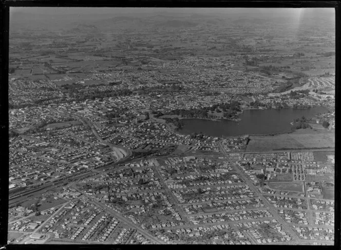 City of Hamilton and Hamilton Lake (Lake Rotoroa)