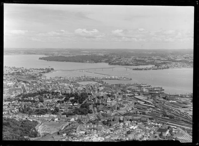 Auckland Harbour Bridge, Waitemata Harbour