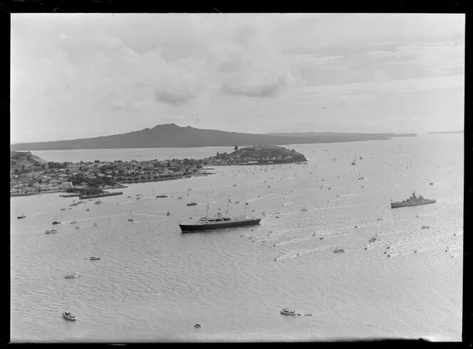 Royal Yacht Britannia arriving at Auckland