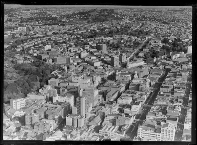 Auckland City, with Queen Street, showing Town Hall