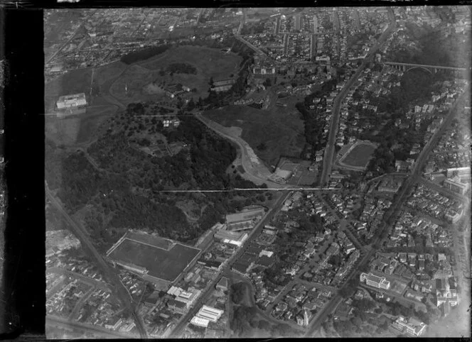 Auckland, including Auckland Museum, The Domain, Grafton Gully and bridge