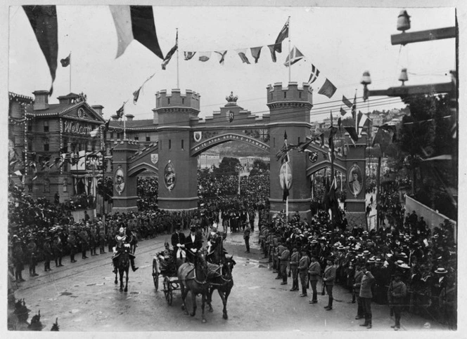 Duke and Duchess of Cornwall and York passing under Government Arch, Lambton Quay, Wellington