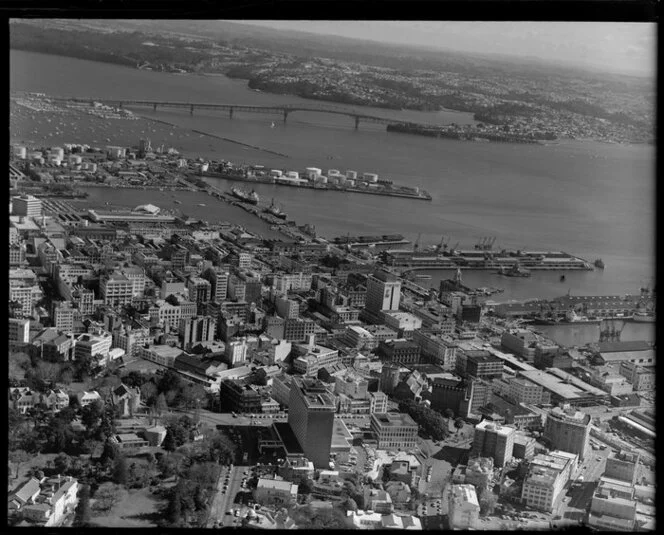 Auckland, including city buildings