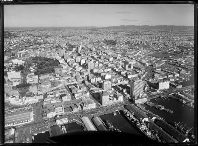 Auckland City, including wharves in the foreground
