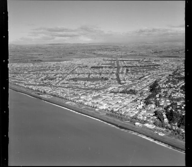 Marine Parade and city, Napier