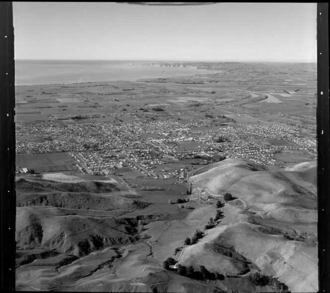 Looking over Taradale to the coast, Napier