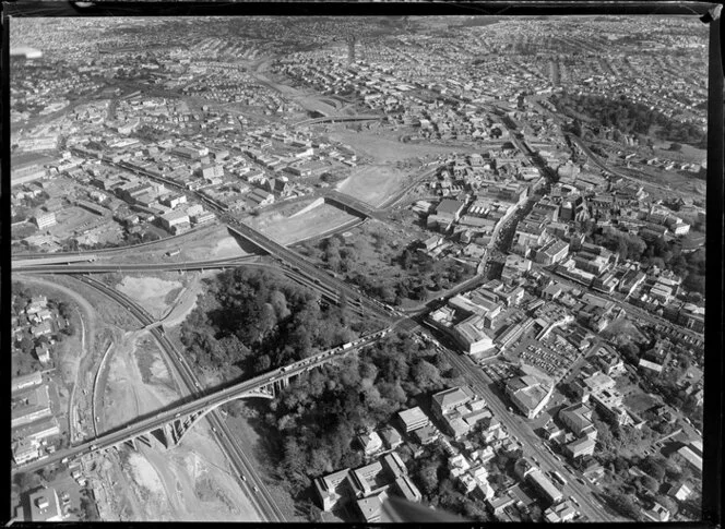 Southern Motorway Extension, Auckland, showing Grafton gully and bridge