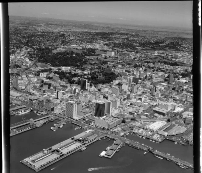 Central Auckland showing wharves and markets (foreground) University of Auckland and Albert Park (centre)