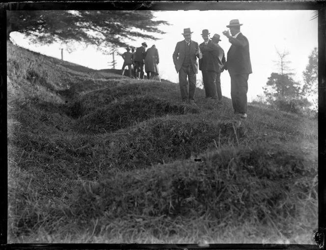 Two Māori Rangiriri veterans and government dignatories at memorial unveiling, 1927