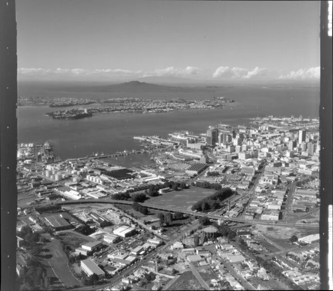 Victoria Park, Freemans Bay, Auckland with motorway to Auckland Harbour Bridge