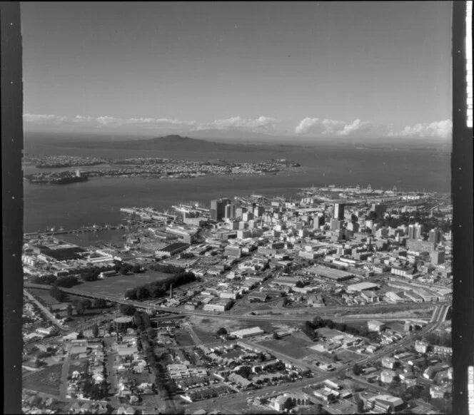 Victoria Park, Freemans Bay, Auckland with motorway to Auckland Harbour Bridge