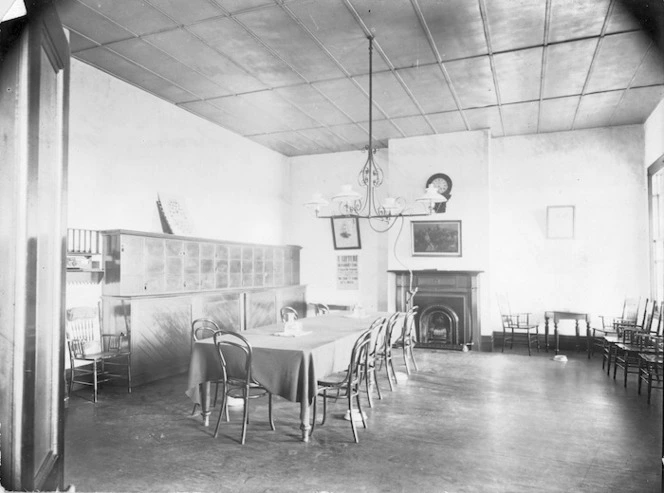 Winkelmann, Henry 1860-1931 :Smoking room in the Ranfurly Veterans' Home in Mount Roskill, Auckland