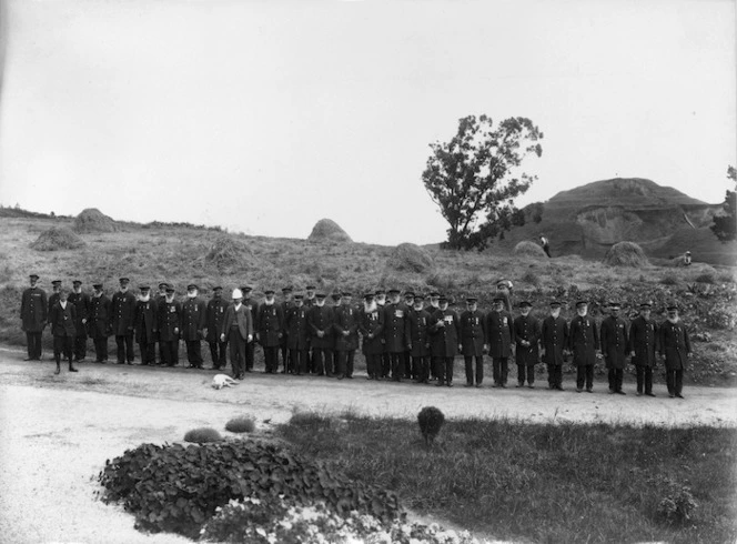 Winkelmann, Henry 1860-1931 :[Uniformed residents of the Ranfurly Veterans' Home on parade in Mount Roskill, Auckland]