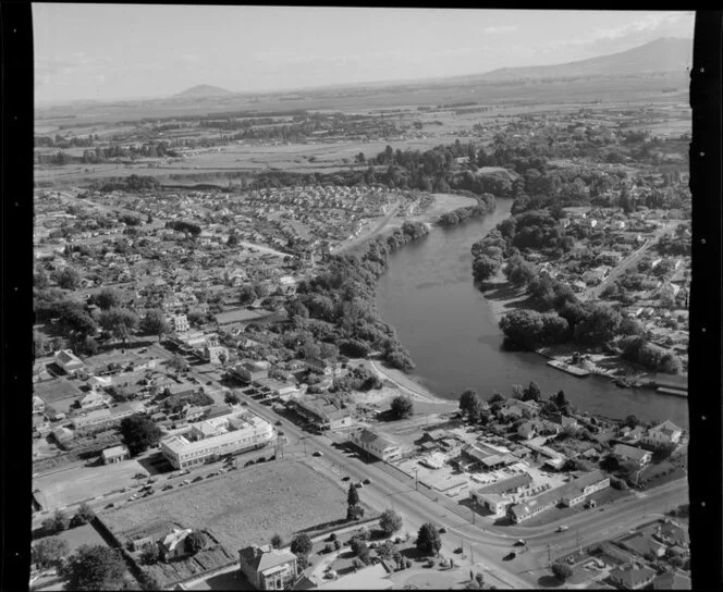Hamilton, showing houses and Waikato River