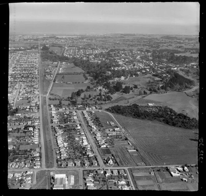 View of Wanganui East, showing Kaikokopu Road, London and Peat Street to the coast beyond