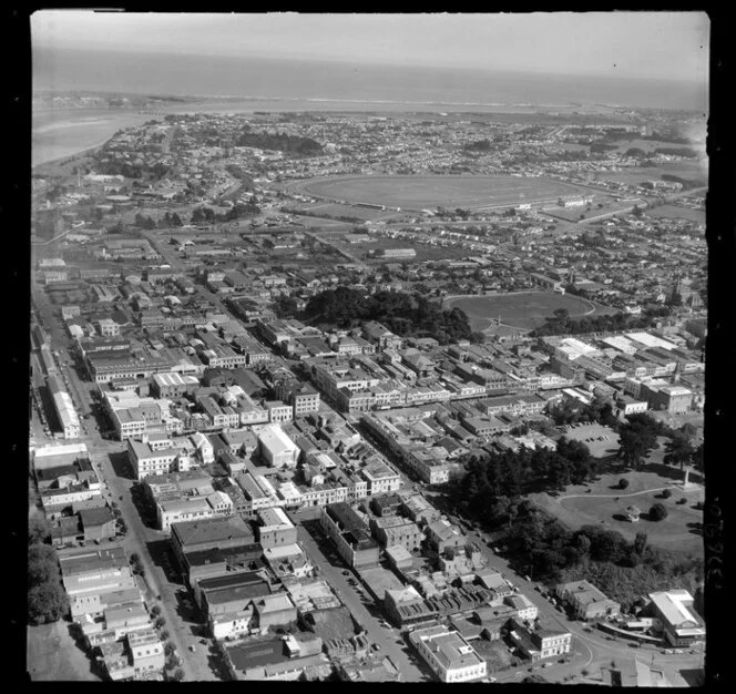 Wanganui, showing Victoria Avenue, Cooks Gardens, Queens Park, Ridgway Street and Taupo Quay with commercial and residential buildings, with racecourse and Castlecliff beyond