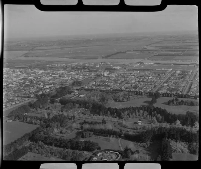 Invercargill, Southland District, featuring Queen's Park Gardens in foreground