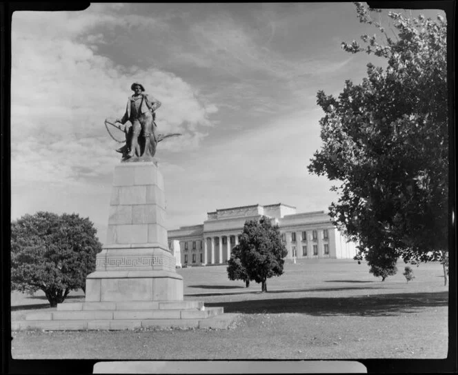 Auckland War Memorial Museum, including Robert Burns statue in the foreground