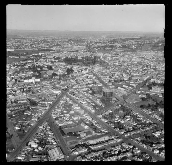 Freemans Bay, Ponsonby, Auckland City, view to Franklin Road, Hepburn Street and Howe Street with tank structure, residential and commercial buildings, Albert Park beyond