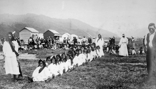 Ross, Malcolm, 1862-1930 :The canoe poi [at Ruatoki, during the visit of Lord Ranfurly's party]