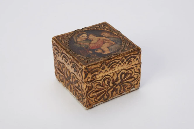 Mansfield, Katherine 1888-1923 (Collector) :[Ornamental square Italian box, with replica of Raphael's Madonna. Early 20th century?]