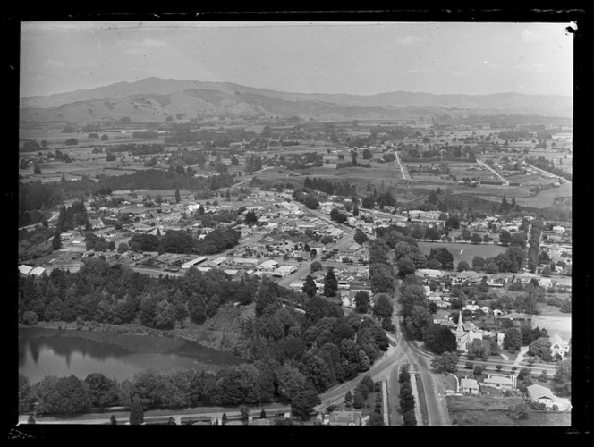 The town of Cambridge with Te Koputu Domain and Thornton Road in foreground and Victoria Street leading downtown, Waikato Region