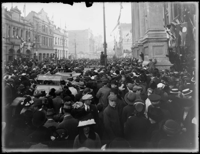 Crowd welcoming home World War I invalided troops; Wellington Town Hall on right