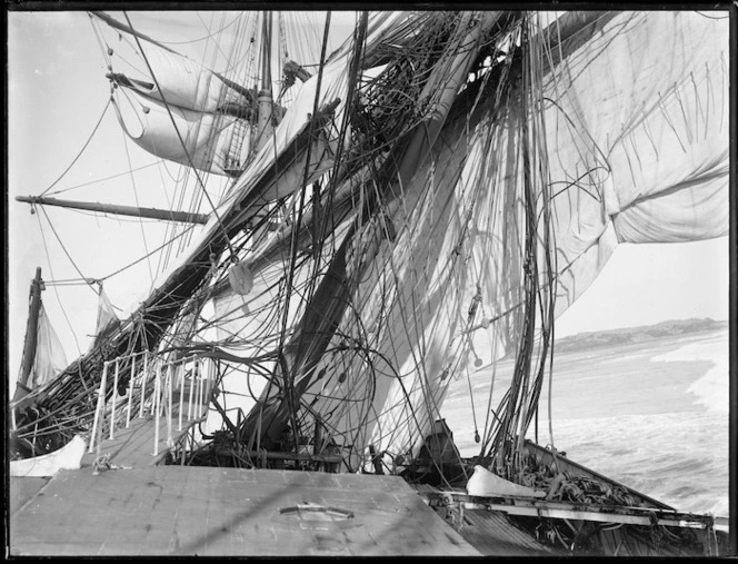 Wreck of ship "Forrest Hall" on Ninety Mile Beach