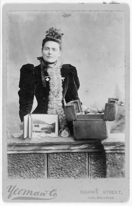 Creator unknown : Photograph of Bessie Lee Cowie taken by Yeoman and Company, Melbourne, Australia