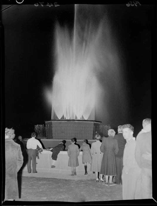 Unidentified group, gathered at the newly opened fountain at Kelburn Park, Wellington